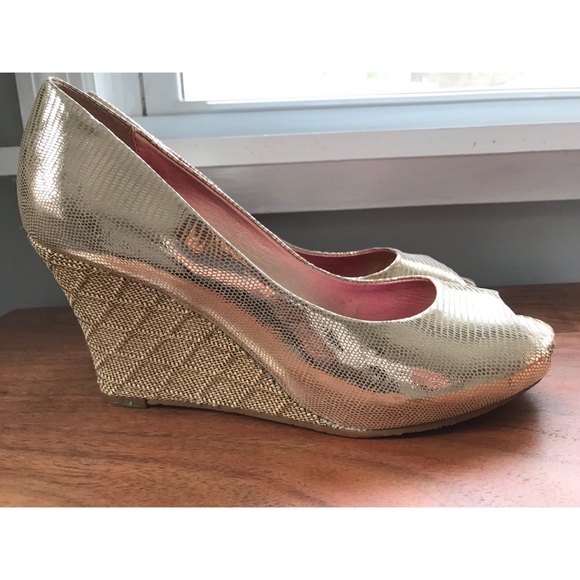 Lilly Pulitzer gold wedges - 8 - Picture 4 of 5